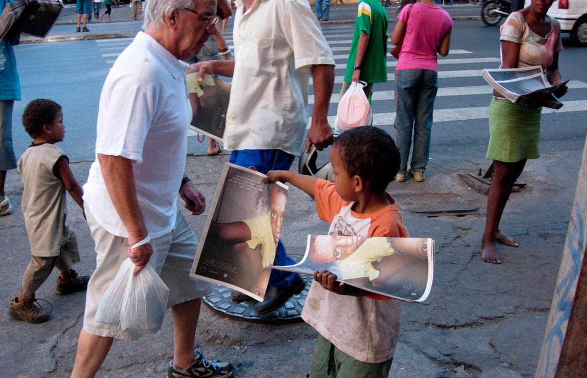 Children of Belo Horizonte, Brazil distribute The Beautiful Horizon newspaper